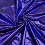 Tissu lamé laser violet fond noir